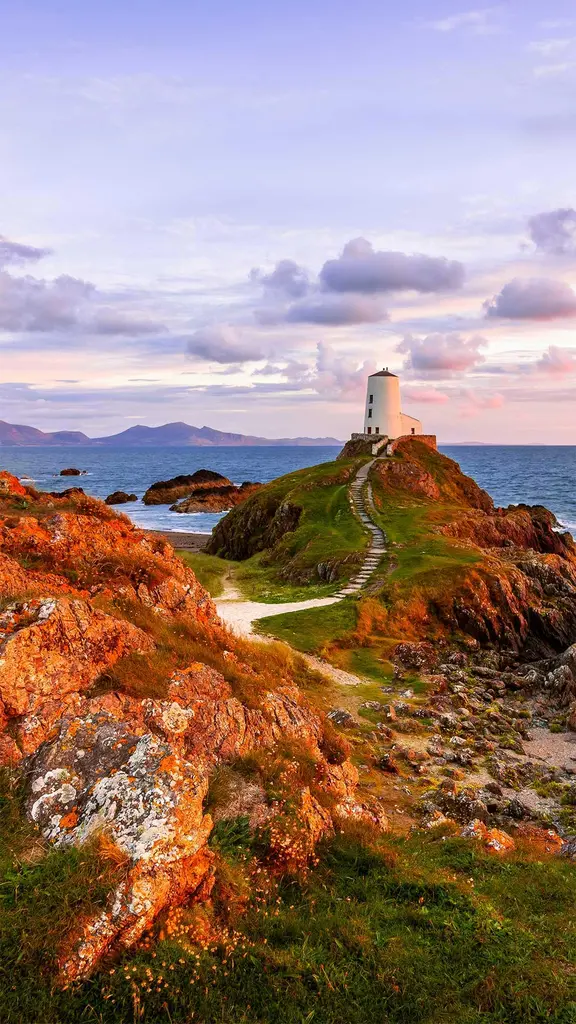 安格尔西岛上的Tŵr Mawr 灯塔，英国威尔士