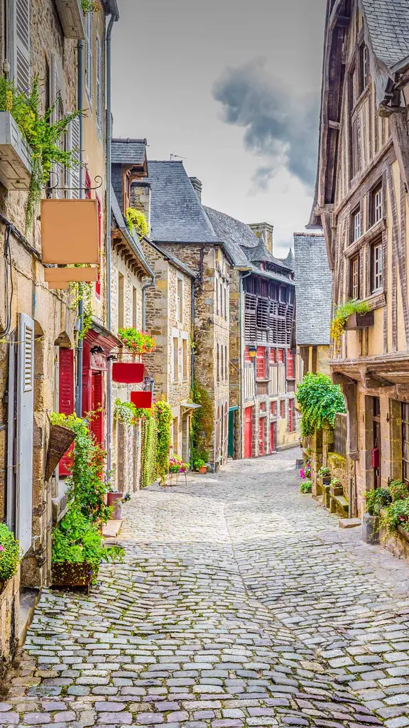 Dinan镇的鹅卵石铺成的街道，法国布列塔尼