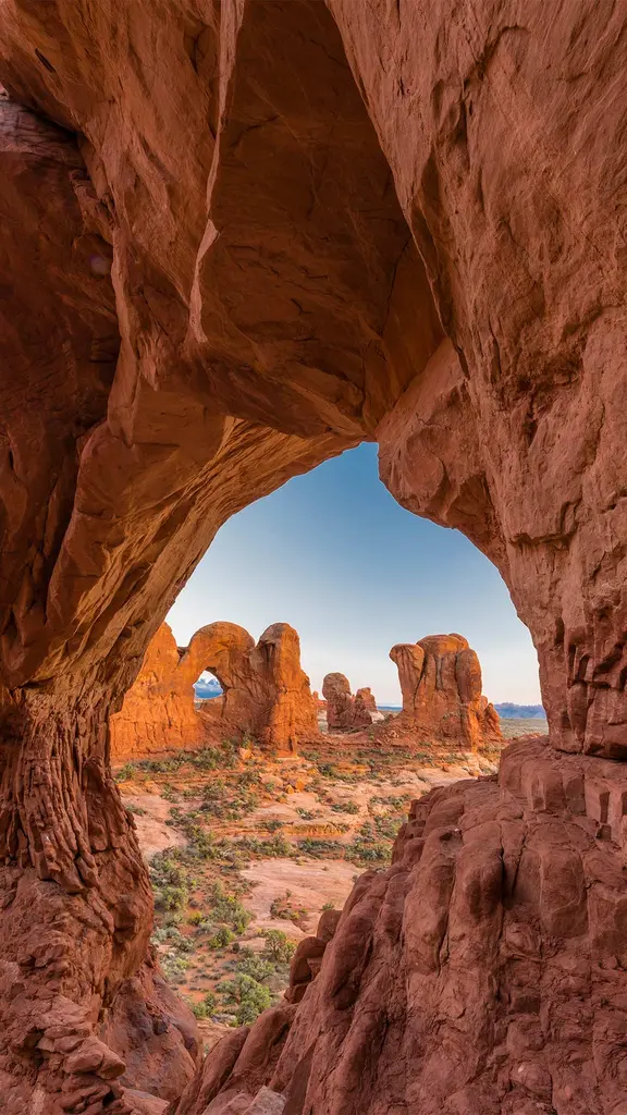 Por debajo de los arcos
