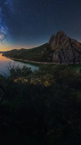 塔霍河上空的银河，西班牙蒙弗拉圭国家公园