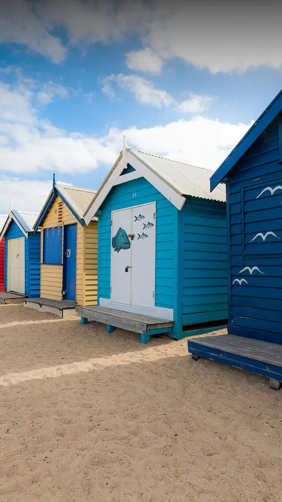 カラフルな小屋が並ぶ海岸