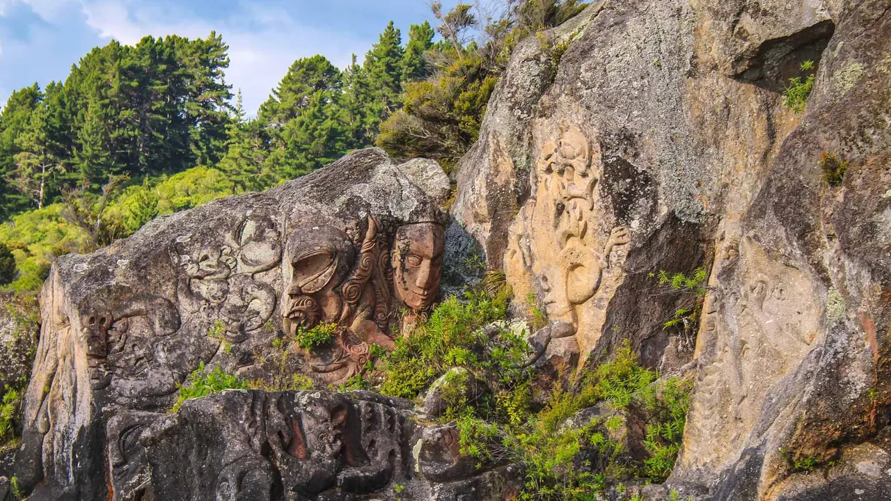 La m&eacute;moire des premiers peuples grav&eacute;e dans la roche