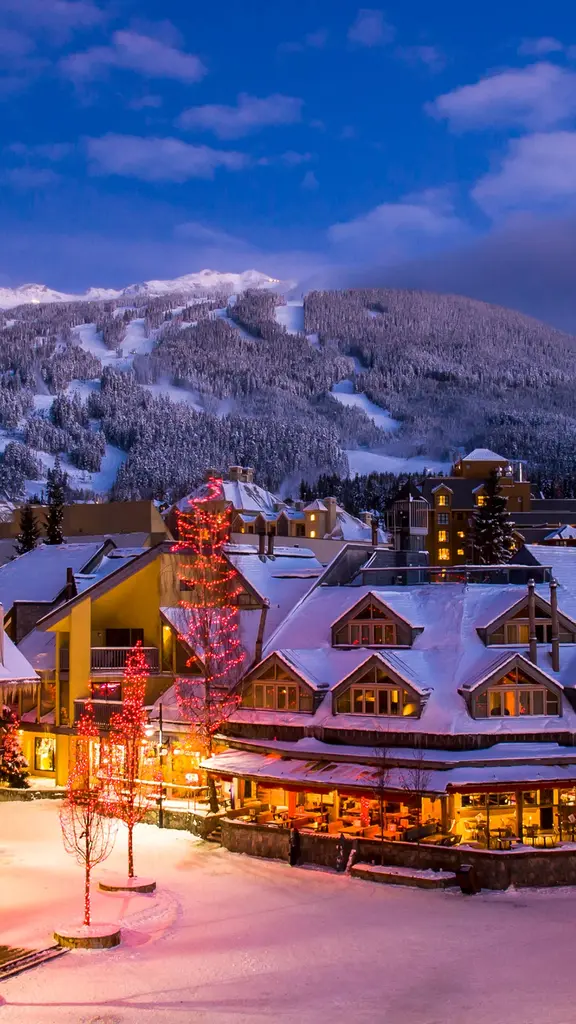 灯光点亮了悠闲的小镇