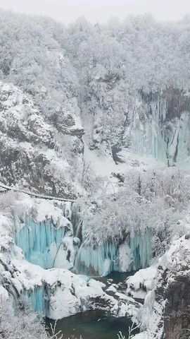 Cachoeiras transformadas em gelo