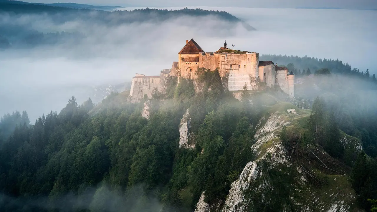 汝拉山中的Chateau de Joux堡，法国