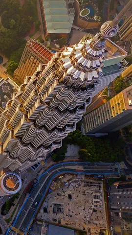 一双高耸入云的摩天大楼