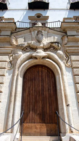 Fearsome fa&ccedil;ade