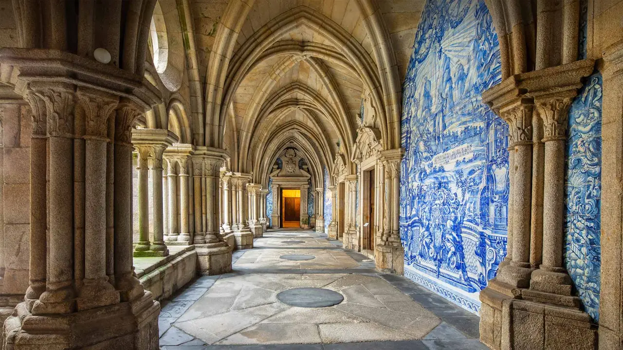 Teintes bleues et sc&egrave;nes sur c&eacute;ramique de Porto