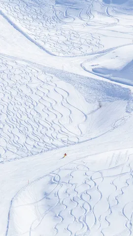 雪に覆われたアルプスの峠