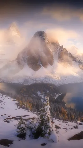 天を突き刺すような山と雪煙