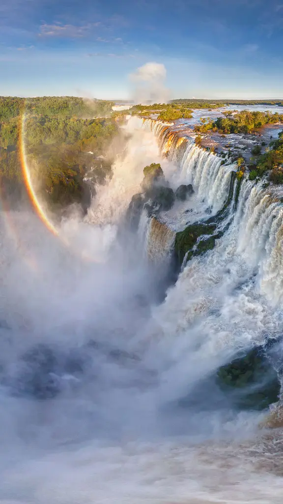 O beijo do arco-&iacute;ris na cachoeira