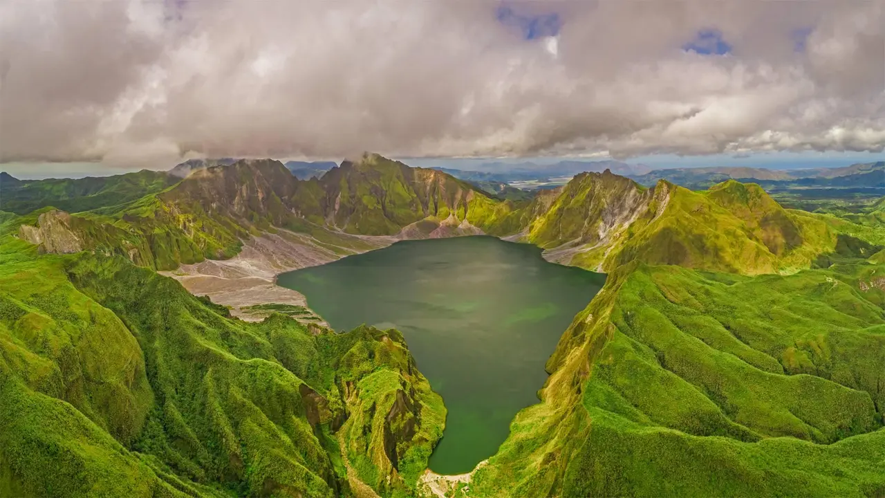 鸟瞰皮纳图博火山湖和山脉，菲律宾波拉克