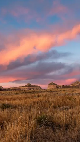 Painted clouds, still cliffs