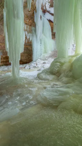 令人叹为观止的冰洞