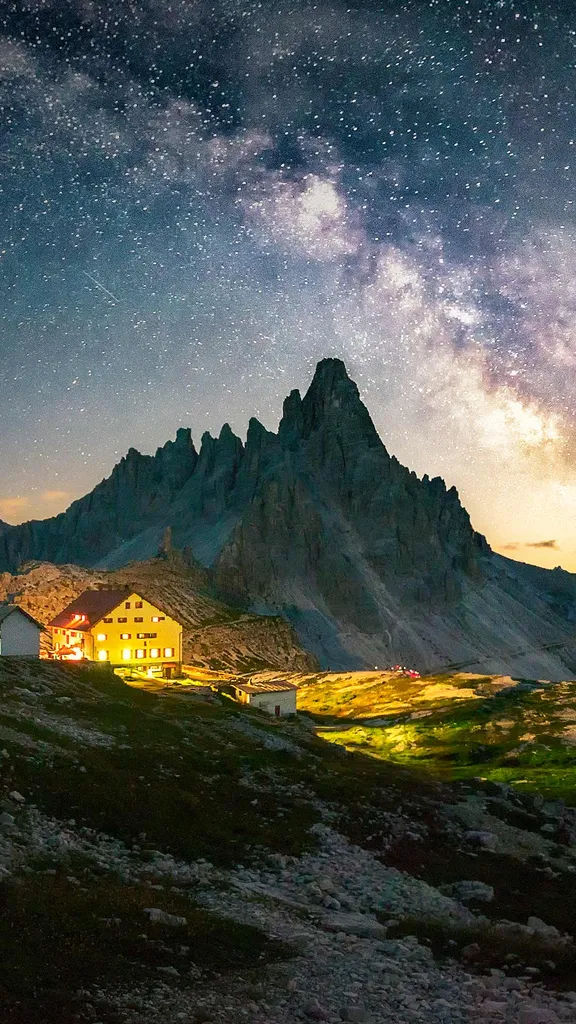 Pendentif avec le Christ sur une Croix en Œil de Tigre d'Afrique du Sud de Grade 2A