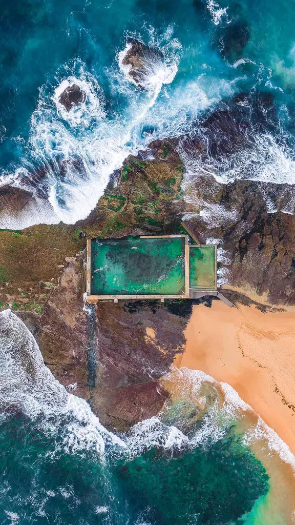 大自然に囲まれた岩場の海水プール