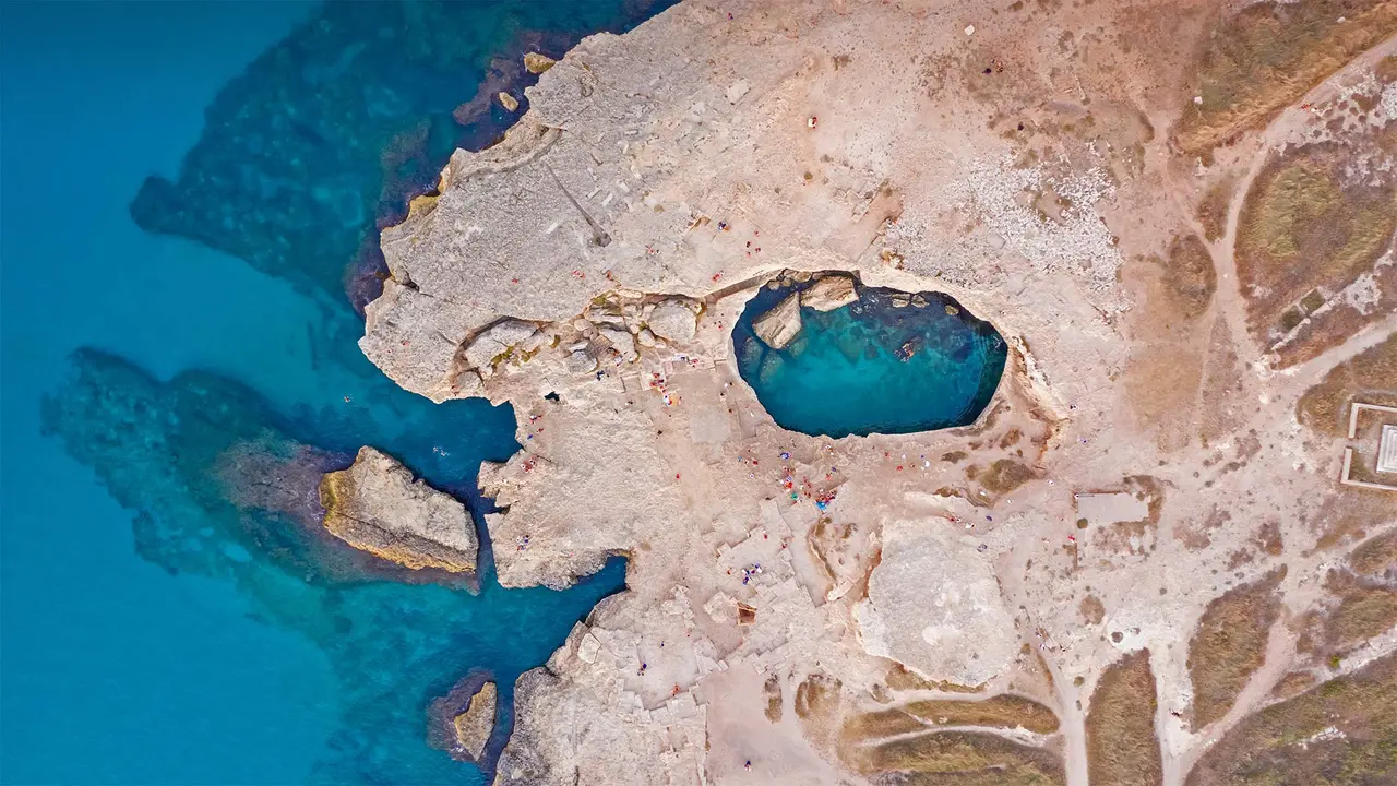 鸟瞰罗卡附近的Grotta della Poesia，意大利莱切
