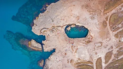 鸟瞰罗卡附近的Grotta della Poesia，意大利莱切