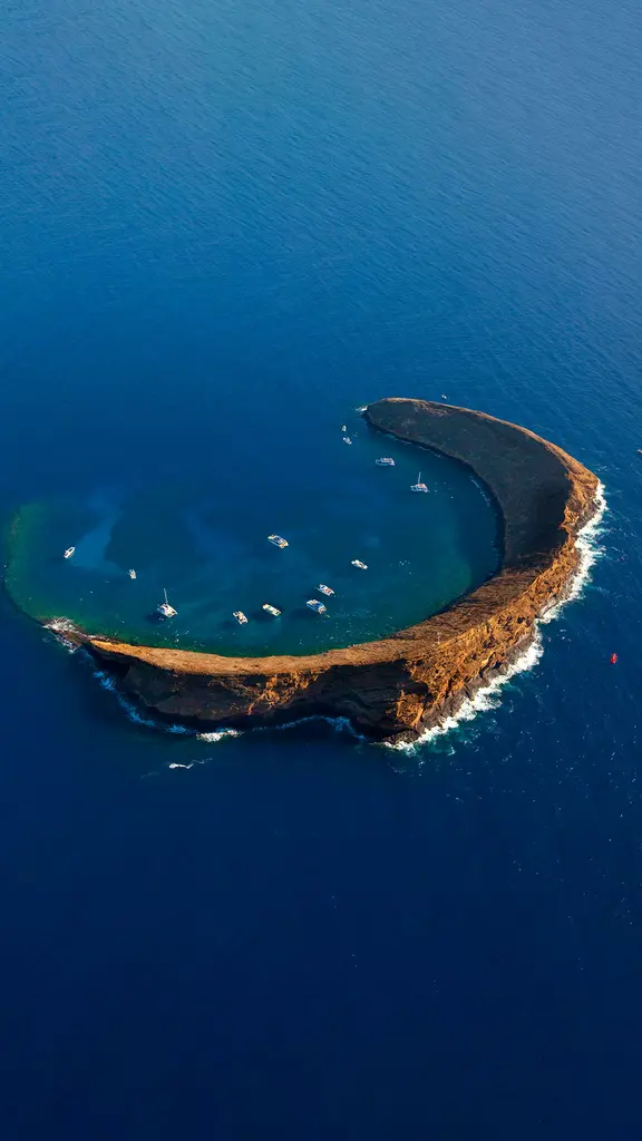 Eine malerische Halbmondinsel