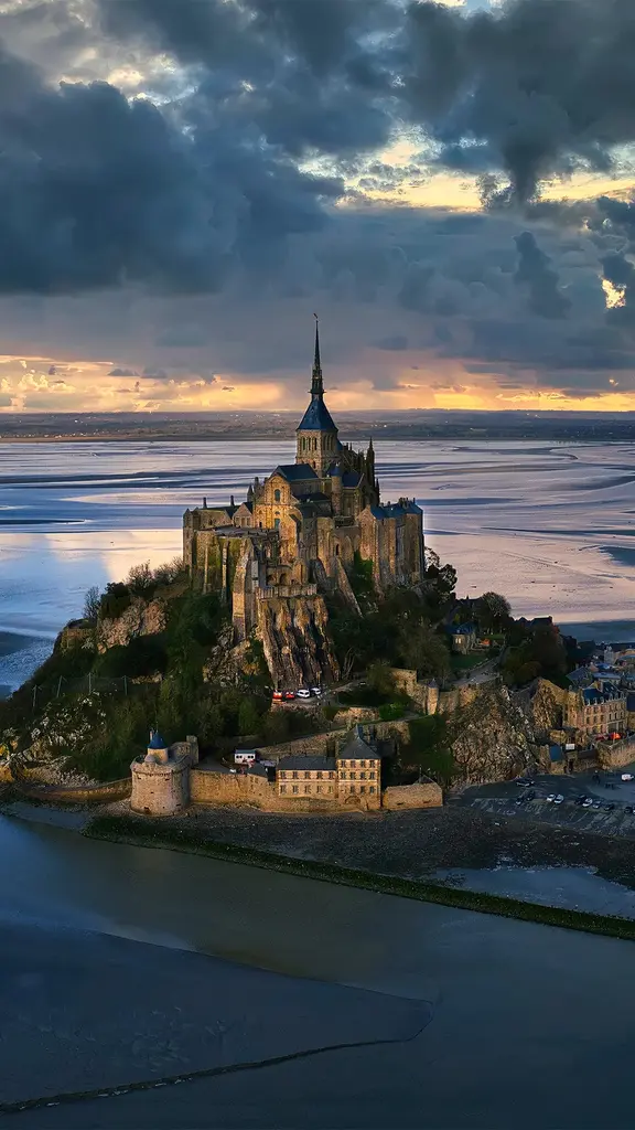 Castillo aislado, abrazado por el oc&eacute;ano