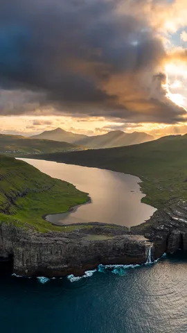 海洋上方的湖泊