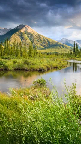 山脉中的朱砂湖，加拿大落基山脉