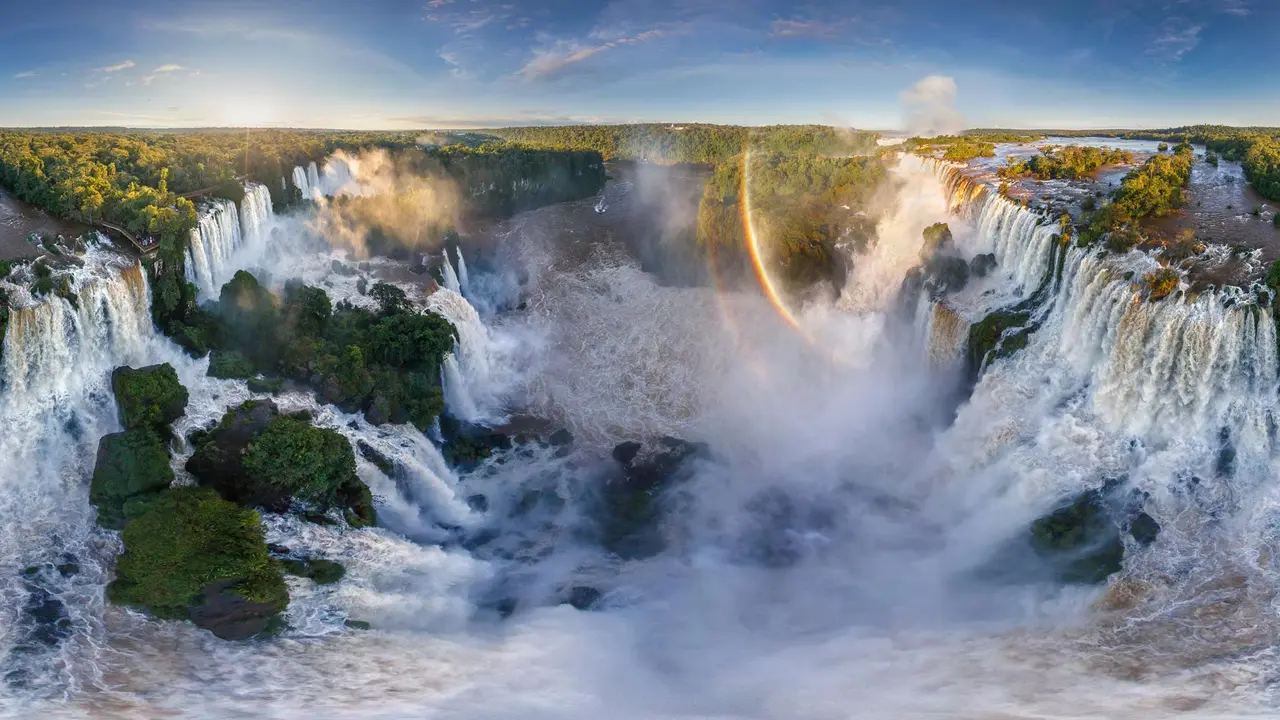 O beijo do arco-&iacute;ris na cachoeira