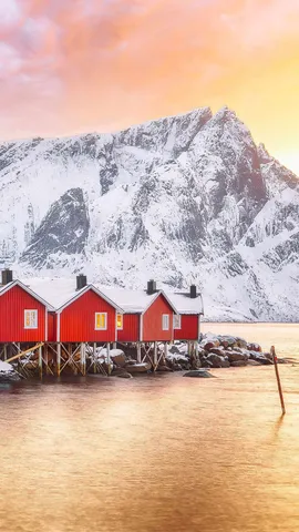 赤い木造の漁師小屋