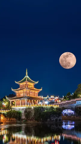 Under the full moon's gaze