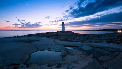 夕焼けの空と海に佇む灯台