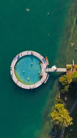 苏黎世湖岸边的室外游泳池，瑞士