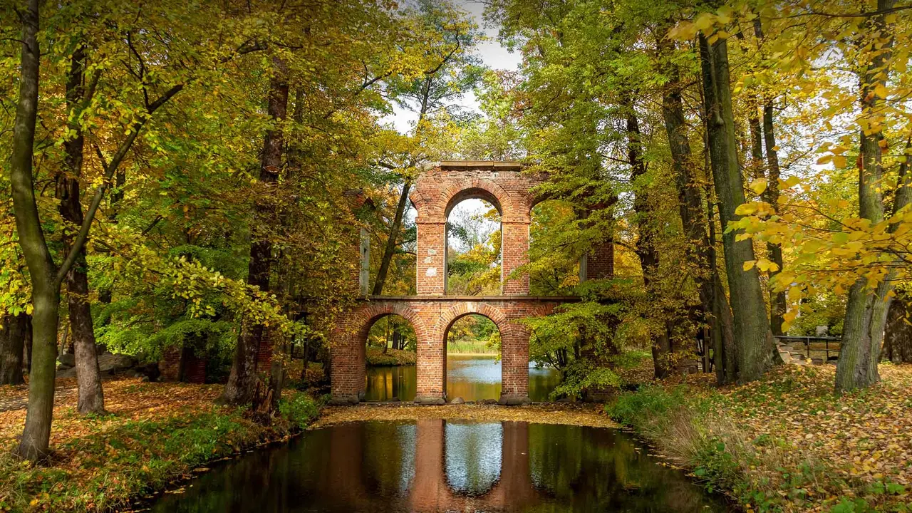 Wasser, sowohl &uuml;ber als auch unter der Br&uuml;cke