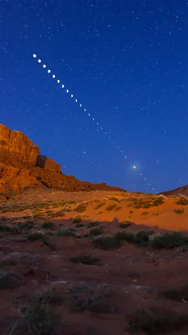 2015年4月4日摄于Tear Drop Arch附近的月全食，犹他州纪念碑谷