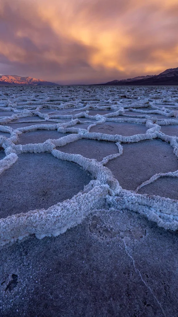 Salt flats in Badwater Basin, Death Valley National Park, California ...