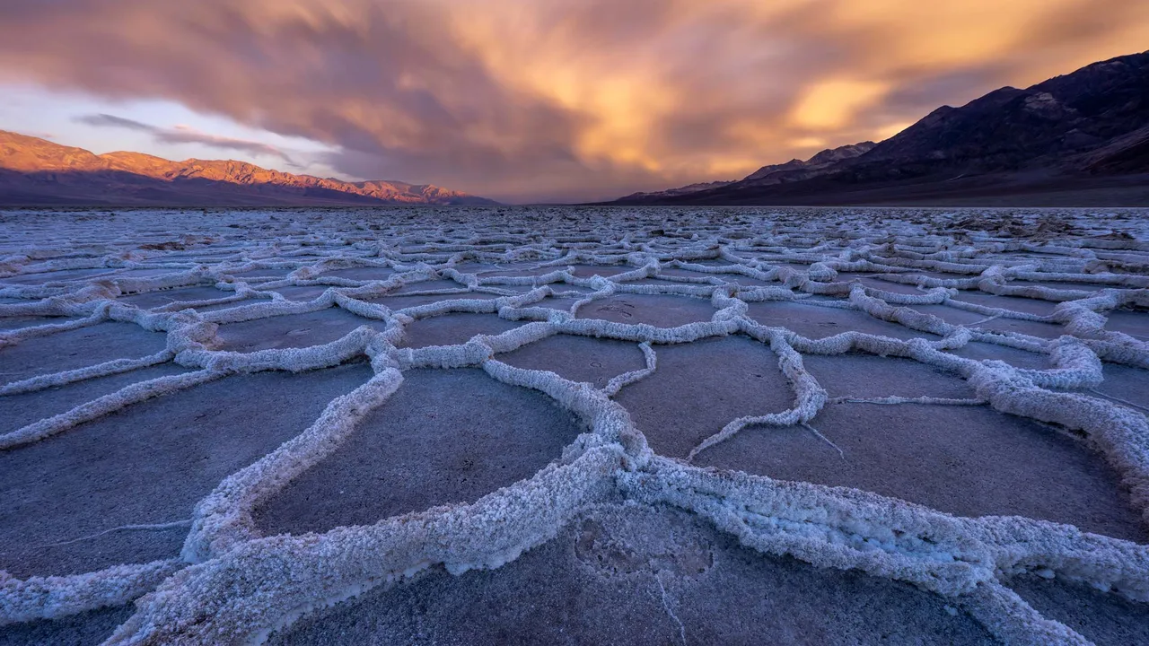Salt flats in Badwater Basin, Death Valley National Park, California ...